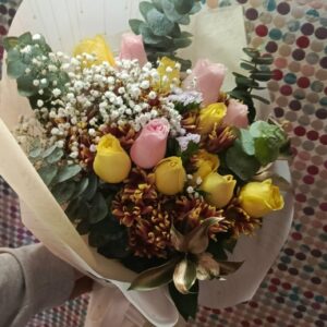 El Bouquet Abigail destaca por su elegancia y armonía floral, ideal para regalar en ocasiones especiales y transmitir emociones con distinción. Floristería Imperio.