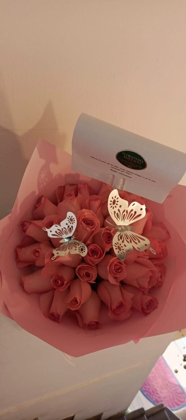 El Bouquet Alma Mía destaca por su estilo romántico y elegante, ideal para transmitir emociones profundas en ocasiones especiales. Floristería Imperio.