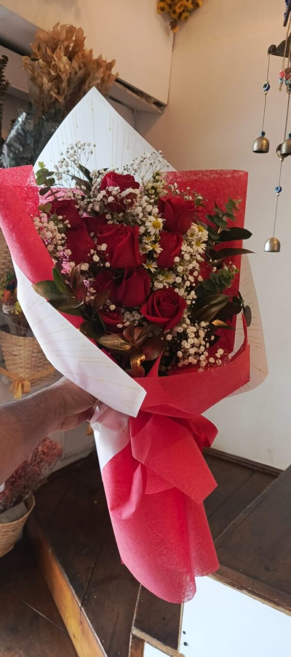 El Bouquet Ámbar combina calidez, elegancia y sofisticación en un diseño floral ideal para obsequios memorables. Floristería Imperio.