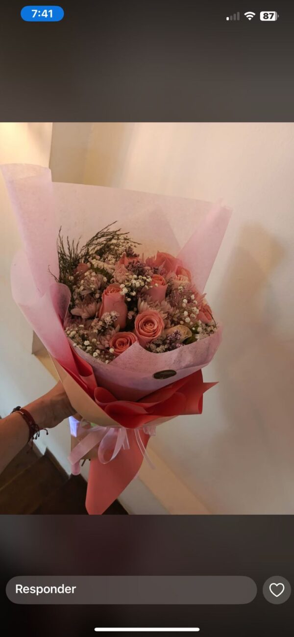 El Bouquet Amor Infinito expresa cariño y elegancia con un diseño floral que simboliza afecto duradero y momentos especiales. Floristería Imperio.
