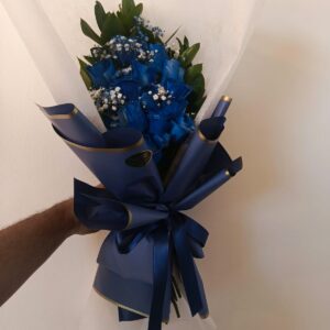 El Bouquet Azul Floral combina frescura y elegancia en un diseño armonioso ideal para obsequios especiales y decoración refinada. Floristería Imperio.