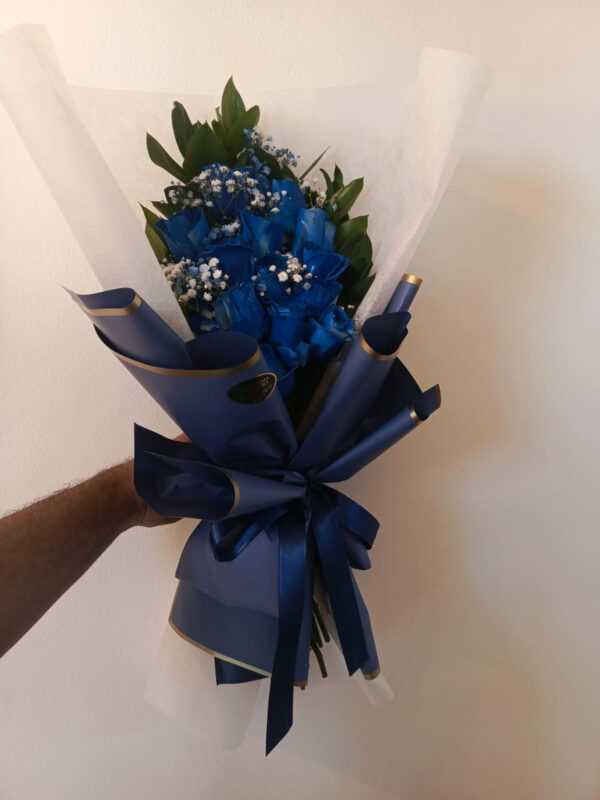 El Bouquet Azul Floral combina frescura y elegancia en un diseño armonioso ideal para obsequios especiales y decoración refinada. Floristería Imperio.