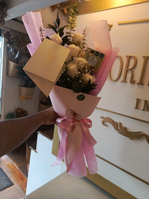 Bouquet Jardín Algodón arreglo floral elegante en tonos suaves