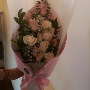 Bouquet Lia arreglo floral delicado en tonos suaves