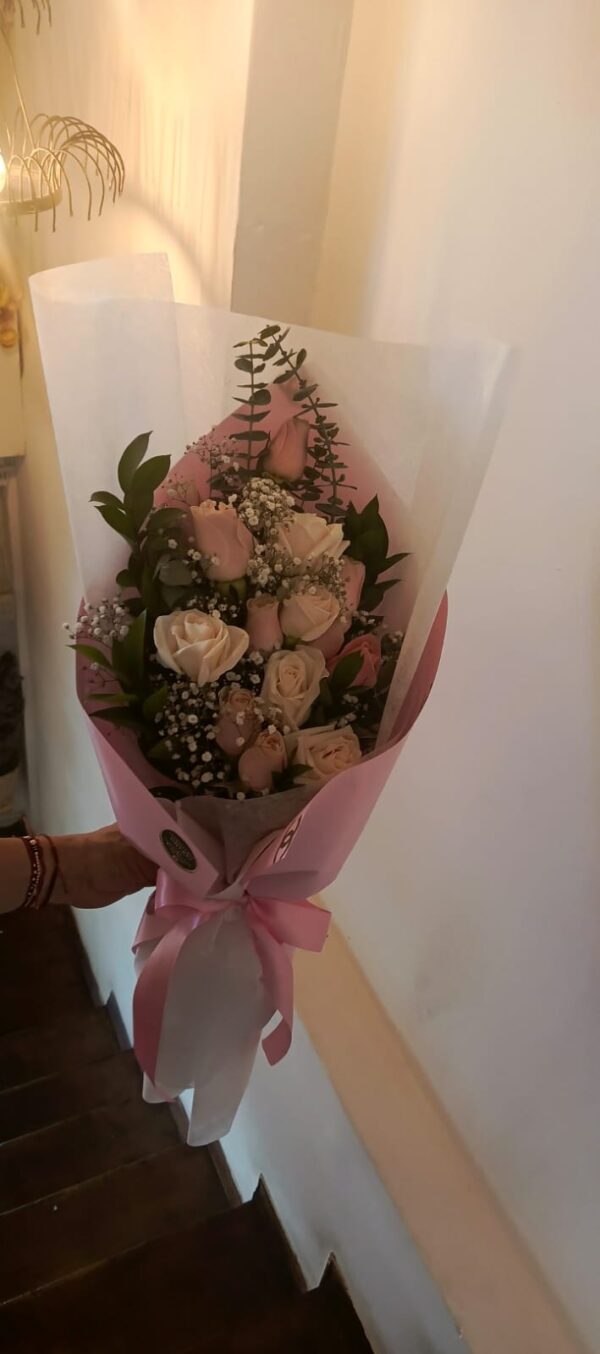 Bouquet Lia arreglo floral delicado en tonos suaves