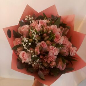 Bouquet Lucía arreglo floral delicado en tonos suaves