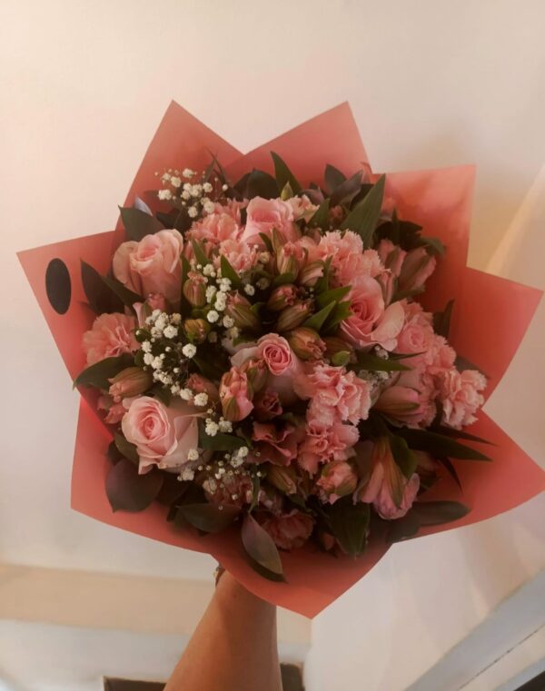 Bouquet Lucía arreglo floral delicado en tonos suaves